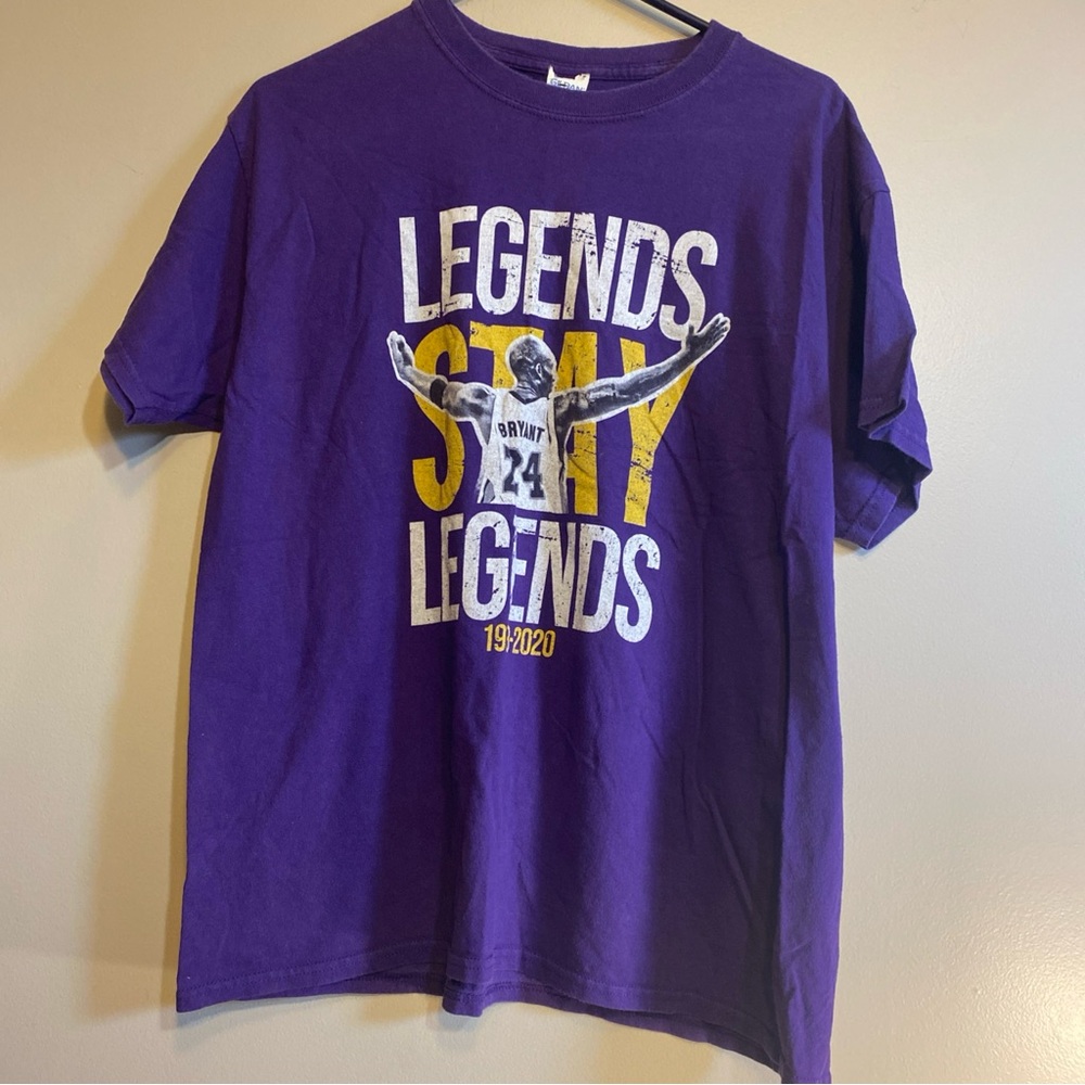NBA Kobe Bryant Men’s L Legends Stay Legends Memorial Graphic Tee Purple Tshirt